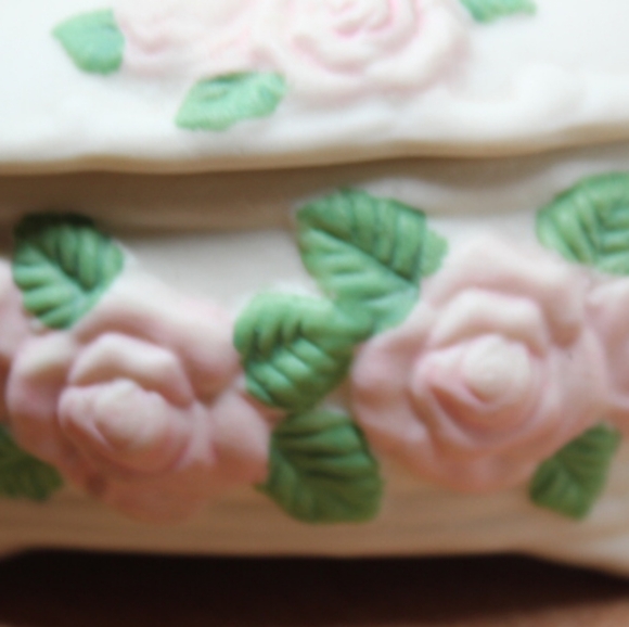 Vintage "Praying Hands" Hand-painted Porcelain jewelry box/ trinket box - Picture 11 of 11